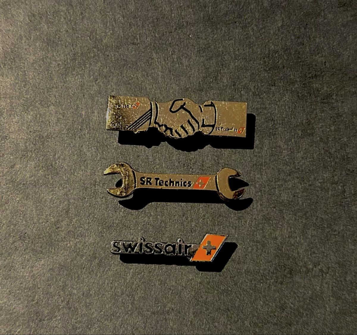 Swissair Placchette & Badge: 3 Pins Swissair, SR Technics, Swissair/SR Technics – Usato da Windlach venduto da de-we