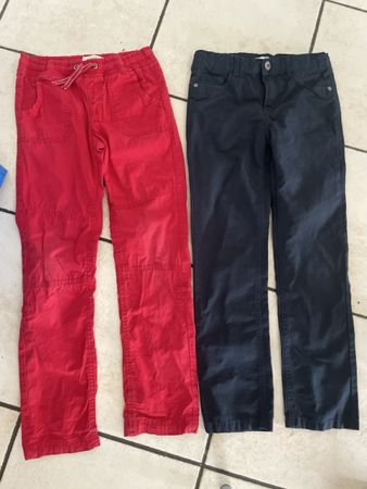 2 vertbaudet Hosen Rot/Dunkelblau Gr. 128 mit Neu