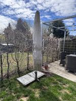 Grosser, grauer Sonnenschirm mit Sockel für den Garten!