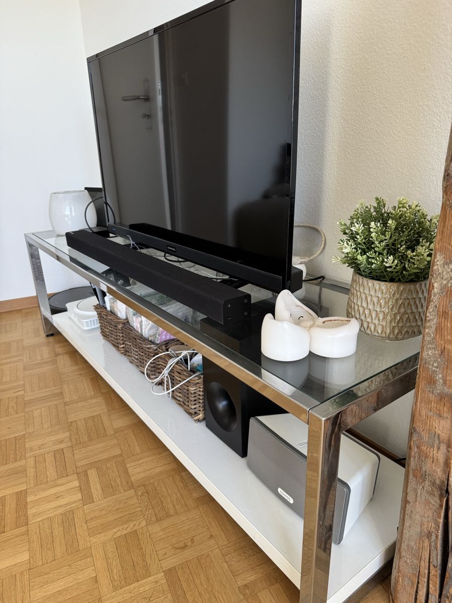 Mobili TV: Elegantes Sideboard aus Edelstahl & Glas – Usato da Speicher venduto da pat_ddn8