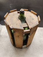 Grosse alte Weinflasche im Holzgestell, Deko-Flasche.