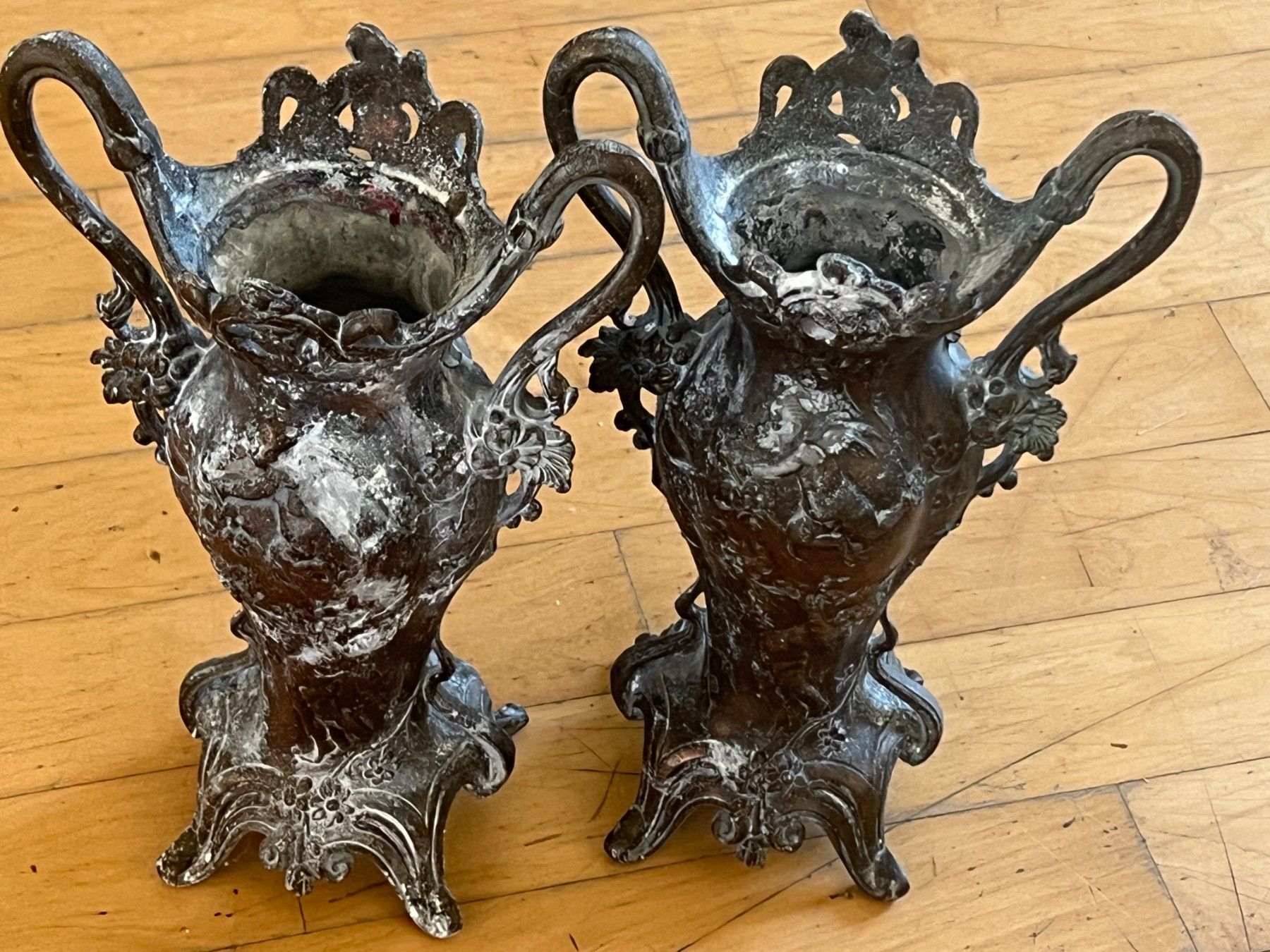 Vase & Récipients: 2 Messing-Vasen mit Patina – D'occasion à Boppelsen par vanrijn