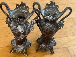 2 Messing-Vasen mit Patina