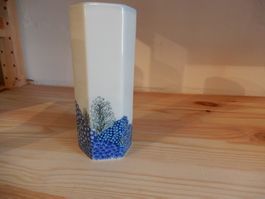 Vase weiss mit blauer Blume und Baumdekor guter Zustand