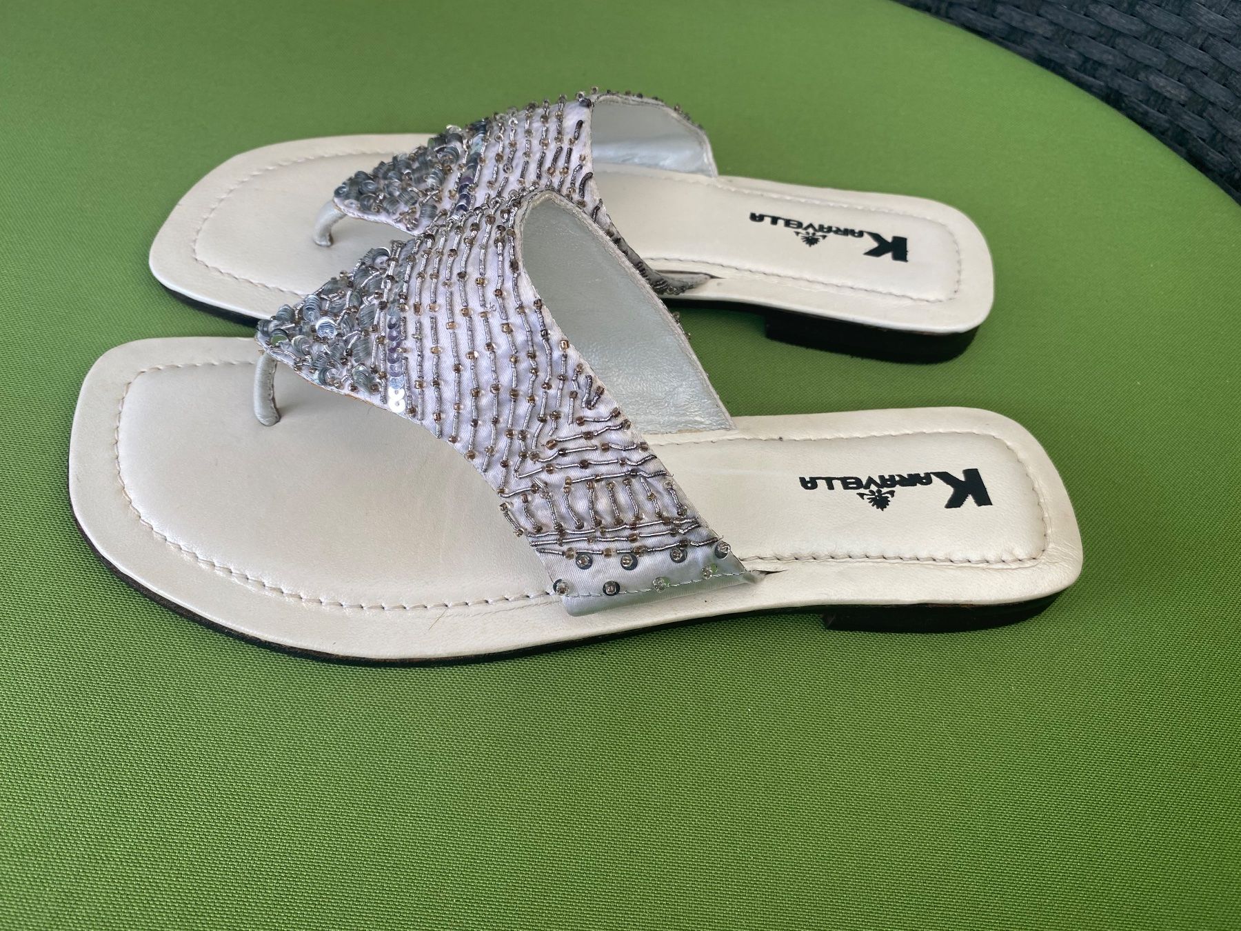 Chaussures femmes: SUMMERTIME - stylische/edle Flip-Flops mit Décor, silber, 39 – D'occasion à Winkel par ferrari2022