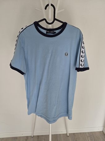 Fred Perry T-Shirt hellblau mit Logo-Streifen Grösse L