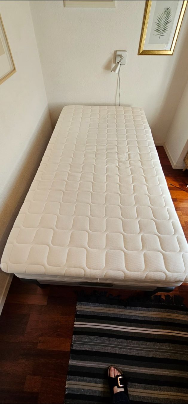 Tempur Letti: Lit avec sommier électrique Tempur 100x200 – Usato da Chancy venduto da Capick 1