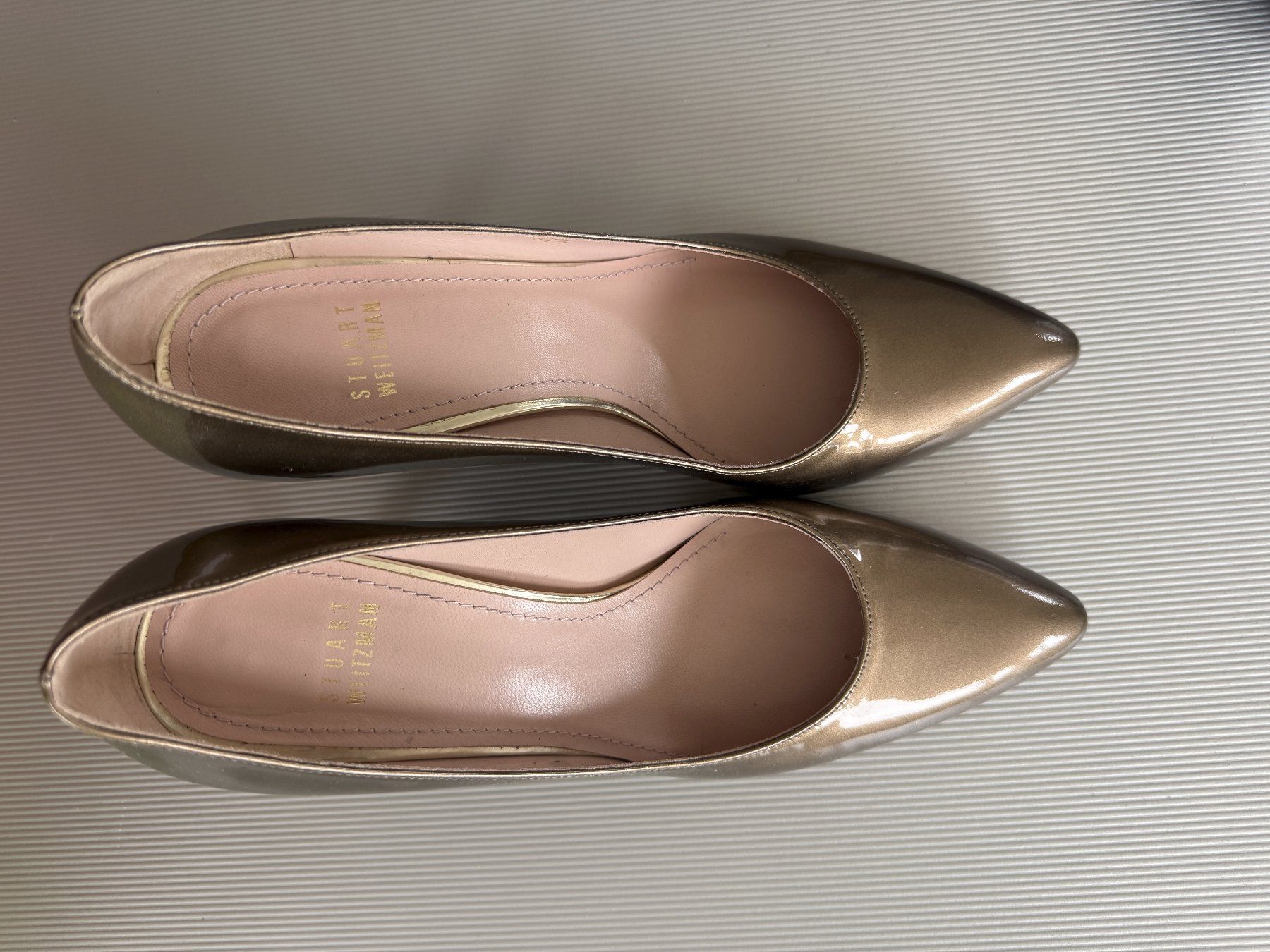 Stuart Weitzman Scarpe da donna: Stuart Weizman Pumps gold - Grösse 37,5 – Nuovo (secondo la descrizione) da Wallisellen venduto da chr_s557 1