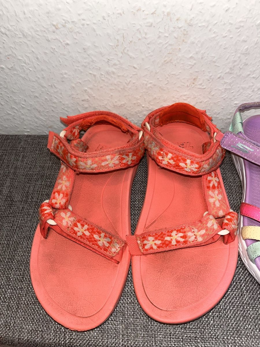 Teva Scarpe per ragazze: Teva/skecher sandals, Size EU32 used – Usato da Genève venduto da dmt_y25y 2