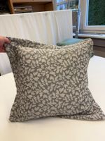 Gemütliches Dekokissen mit Blättermuster, Grau, Top Zustand!