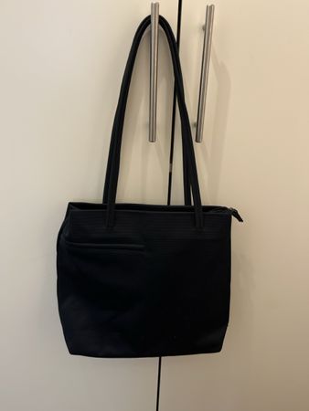 Dunkelblaue Tasche