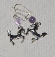 Ohrringe mit Pferde-Motiv und Amethyst