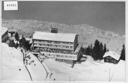 Flugaufnahme Hotel Klewenalp im Winter