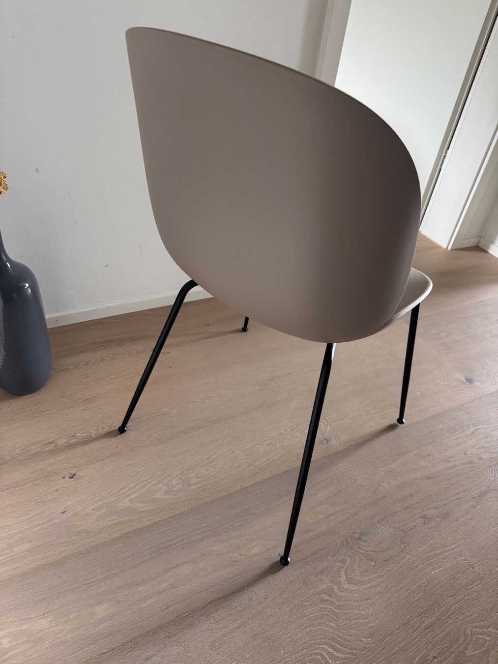 Gubi Sedie: 6 superbes Chaises Beetle de Gubi - Élégance & Confort! – Usato da Uitikon Waldegg venduto da sch_m58c 2