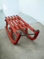 Roter Kinderschlitten aus Holz