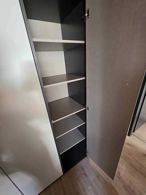 Armadi: Armoire 4 portes moderne avec étagères – Usato da La Chaux-de-Fonds venduto da DeJesusTati.17 1