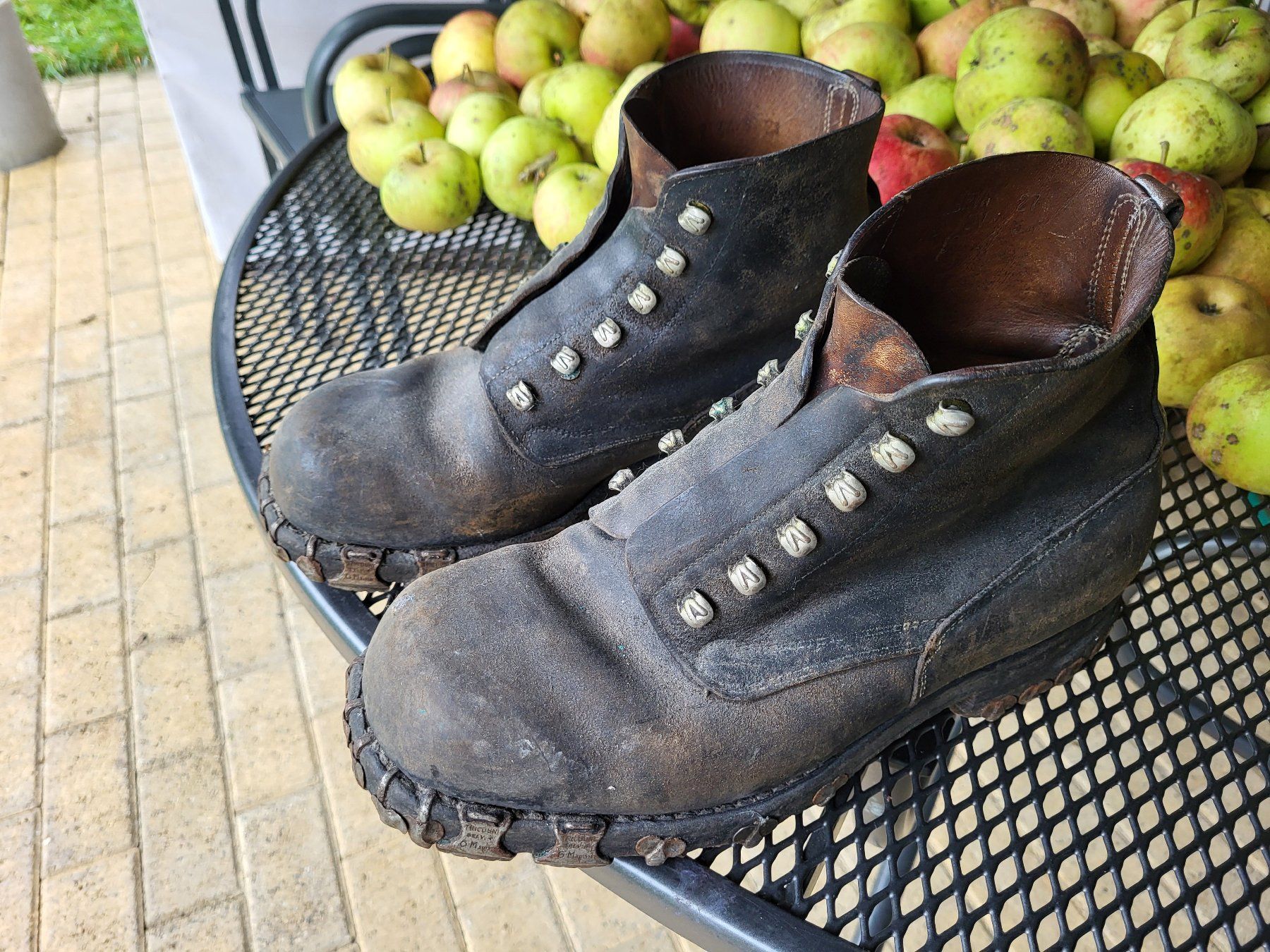 Scarpe da uomo: antike Holzschuhe – Usato da Sins venduto da Sorte
