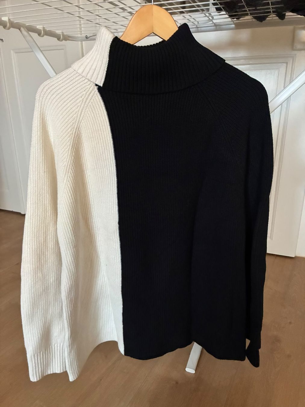 Mango Pulls & Sweat-shirts: Pull blanc et noir Mango – D'occasion à Epesses par hou_z8px