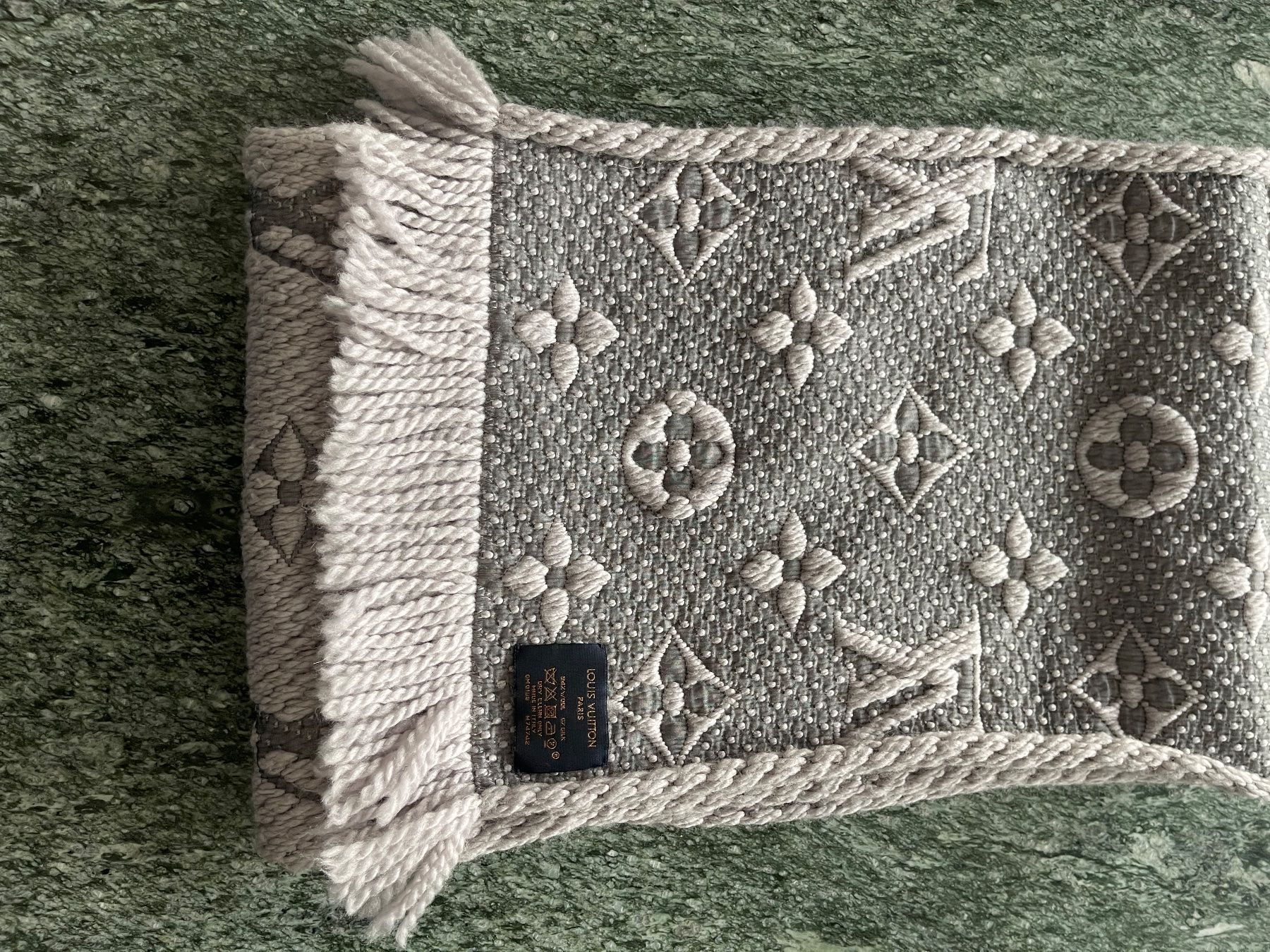 Louis Vuitton Foulard & Sciarpe: Louis Vuitton Schal – Nuovo (secondo la descrizione) da Horgen venduto da Ed0 3