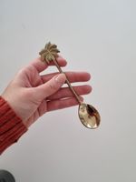 Stylisher kleiner Löffel in Gold mit Palmenmotiv