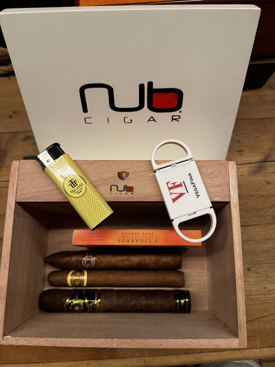 Humidor per sigari: Humidor Kiste mit Zigarren Kutter & Feuerzeug – Usato da Seuzach venduto da Wolf936