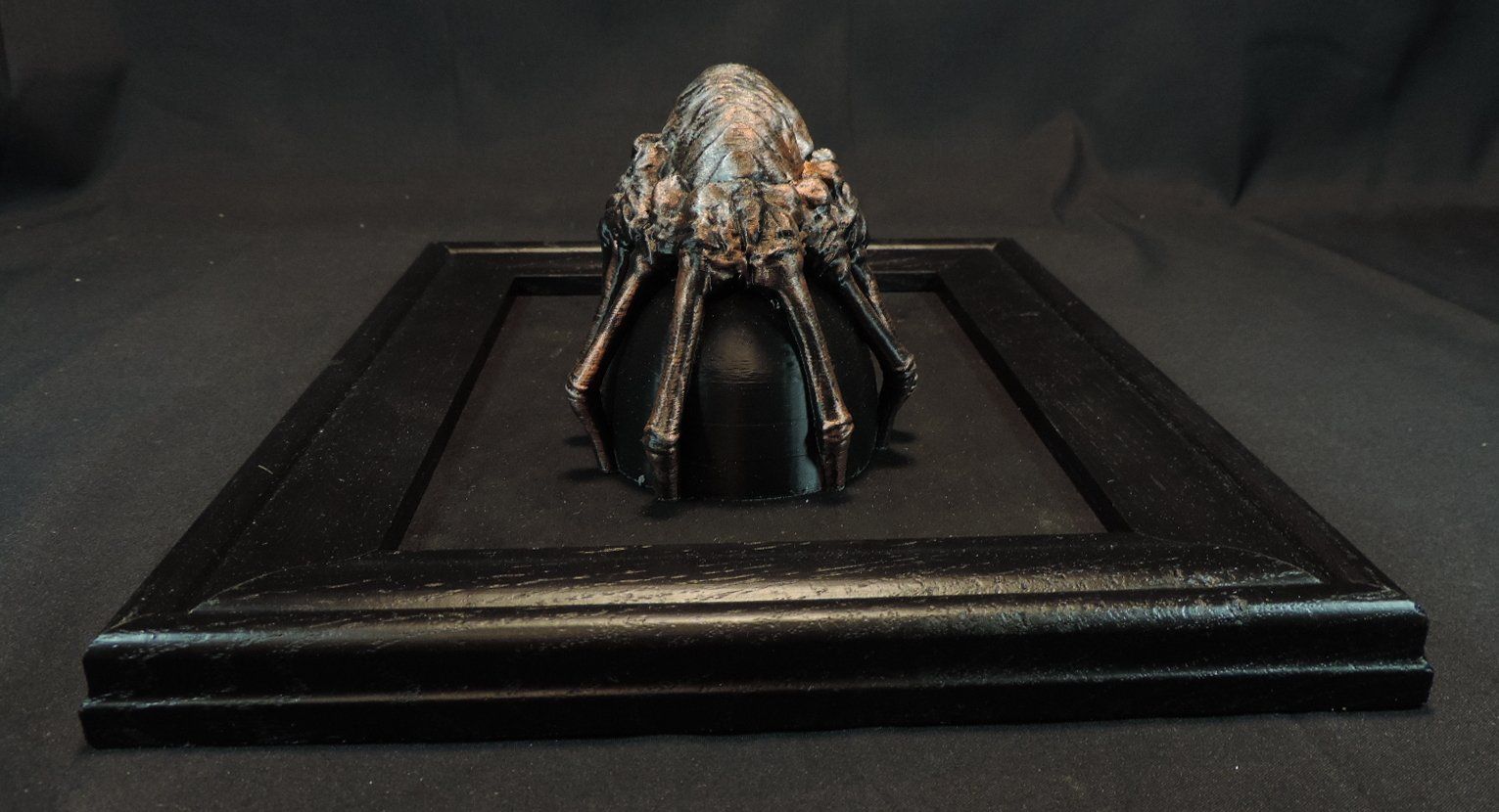 Statuette: Alien Facehugger Skulptur im Holzrahmen – Usato da Duggingen venduto da roterbambus 4
