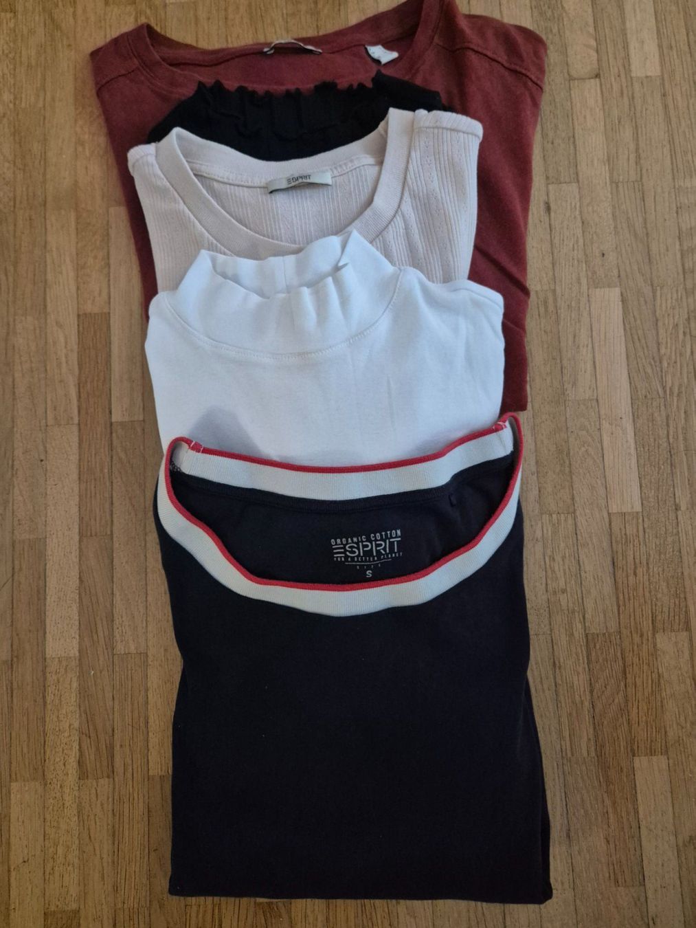 Esprit Lotti di vestiti: T-Shirt Paket Esprit Grösse S – Usato da Männedorf venduto da kakischusser