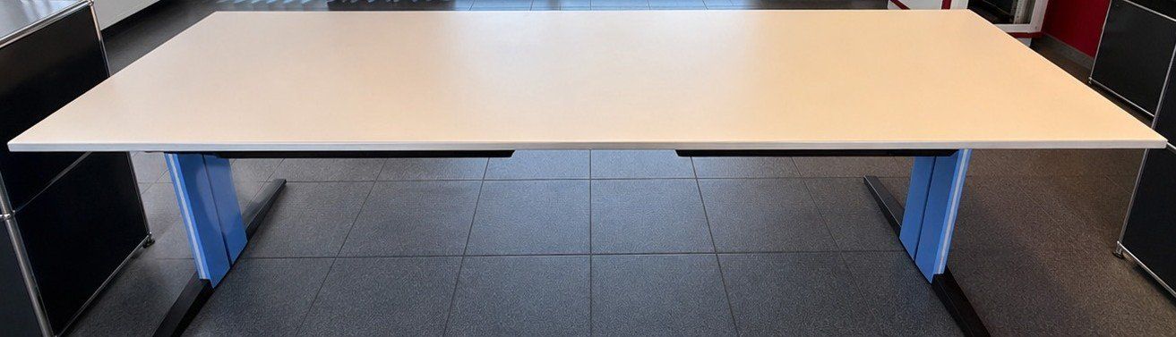 Scrivanie: Schreibtisch weiss/blau – Usato da Chur venduto da Stadthalle_Chur