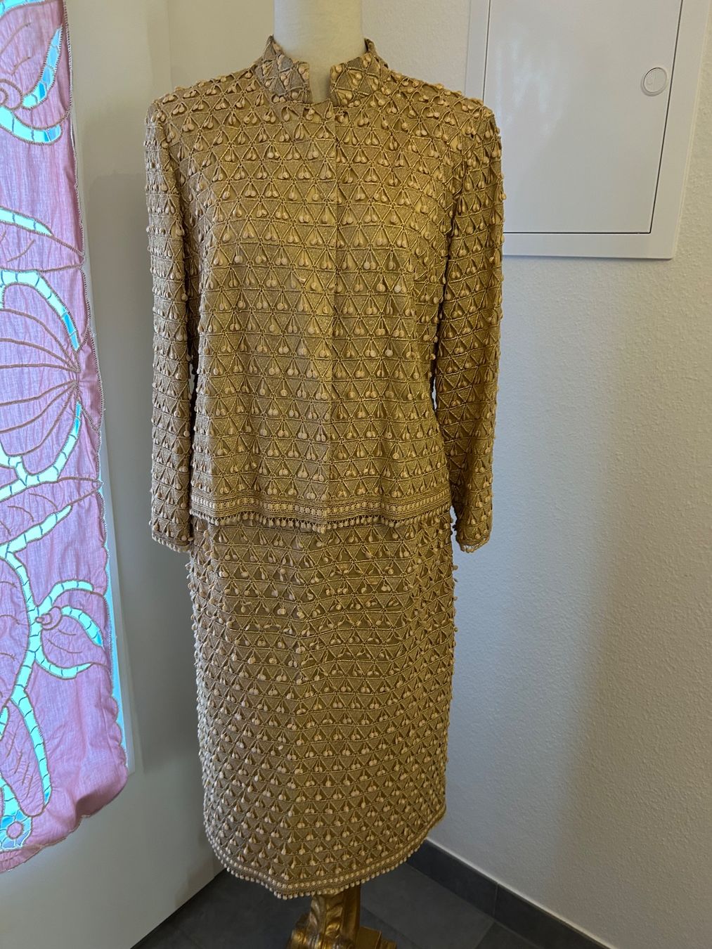 Kostüme: Couture Zweiteiler in Gold – Gebraucht aus Birsfelden von Exclusivity