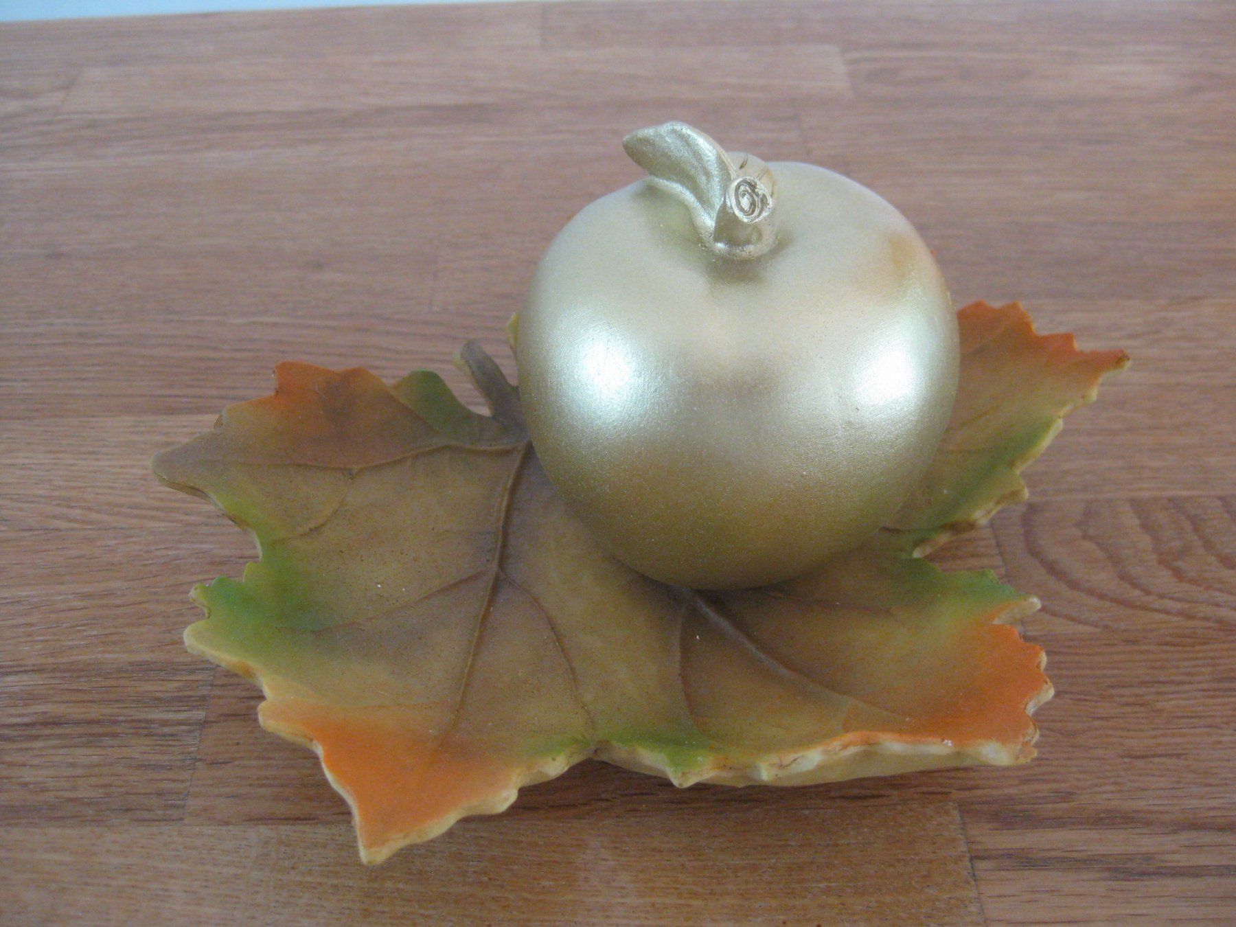 Tutte le decorazioni: Schönes Herbstblatt mit einem goldigen Apfel – Nuovo (secondo la descrizione) da Romanshorn venduto da Wazoohandlung 2