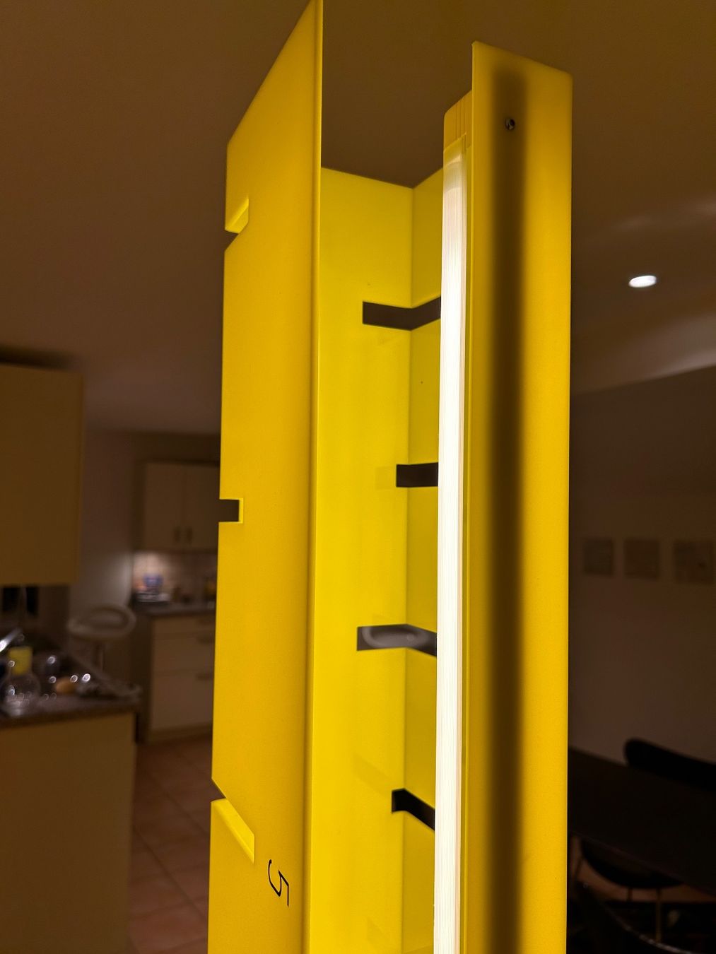 Lampen: UNIQUE ! Lampe au sol jaune fluorescent VINTAGE années 90 – Gebraucht aus Roche VD von luc_jwm5 7