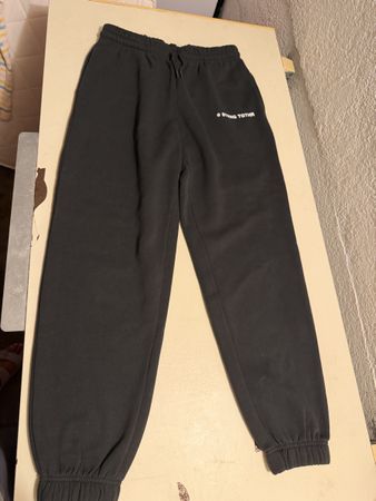 Schwarze Jogginghose mit Schriftzug Grösse M