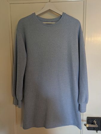 Hellblaues Pulloverkleid