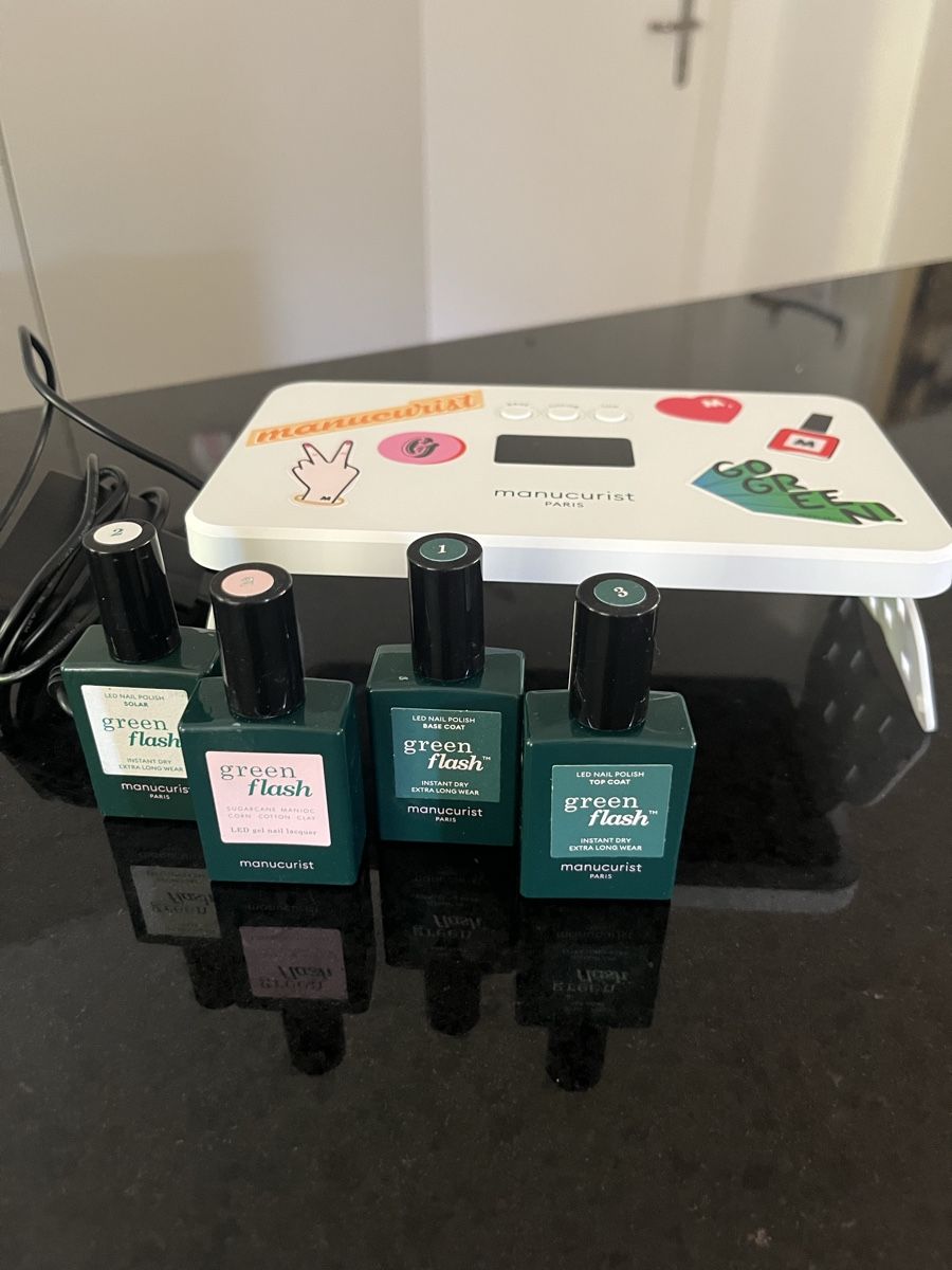Smalto per unghie: Manucurist Set mit 4 Nagellacken und Lampe – Usato da Schliern b. Köniz venduto da Salseralivia