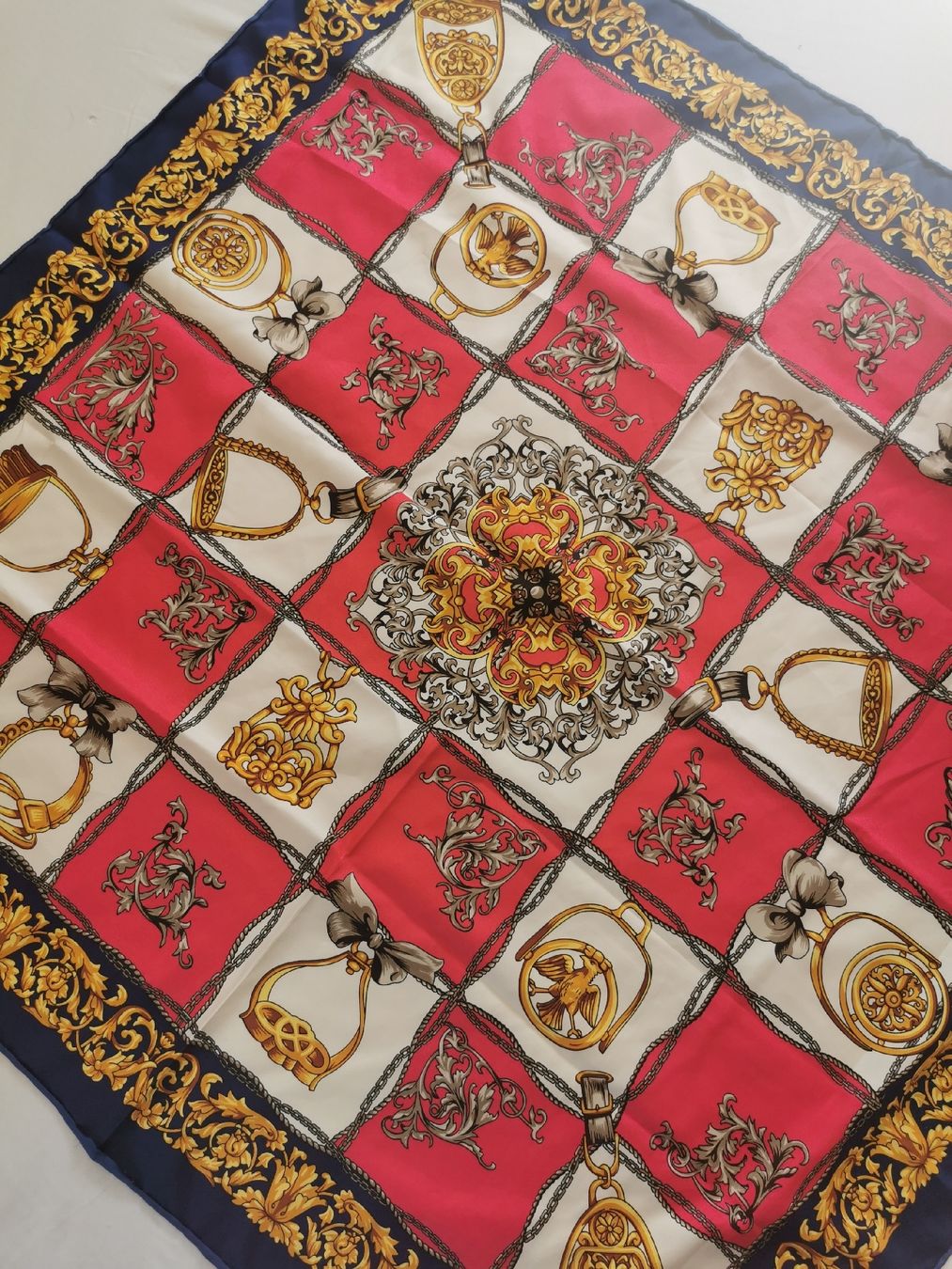 Foulard & Sciarpe: Seide Damen Schal  – Nuovo e nell'imballaggio originale da Schlieren venduto da vlalif