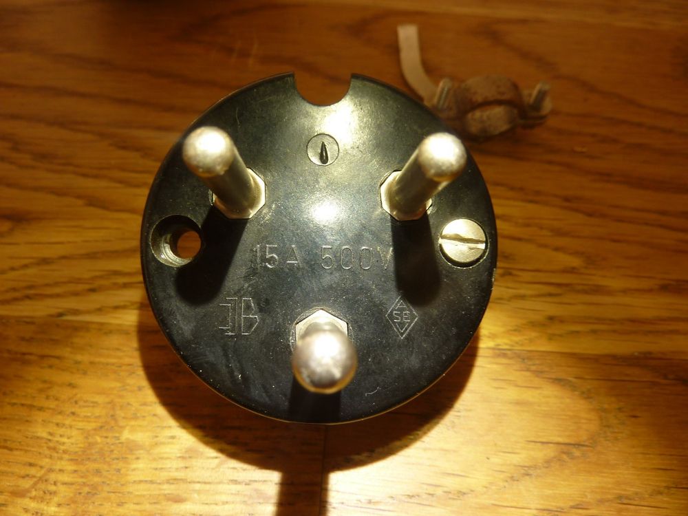 Stecker: Stecker 500 Volt 15 Ampere Bakelit 3pol – Gebraucht aus Hochfelden von swissice 3