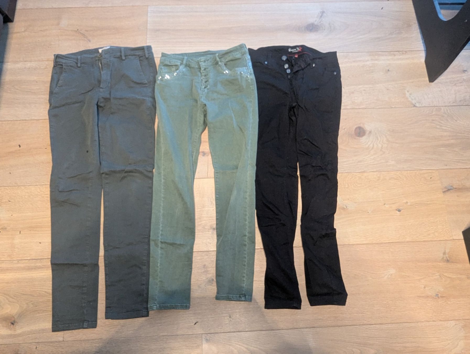 Pantaloni: 3 paar Damenhosen S/m – Usato da Root venduto da Pfroeschli 1