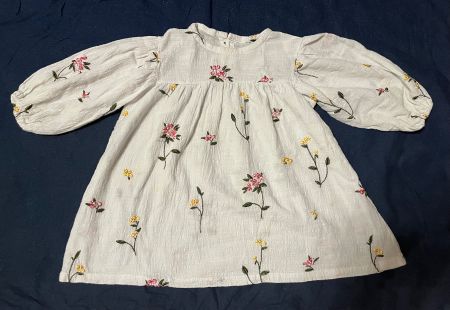 Leinenkleid mit Blumenstickerei
