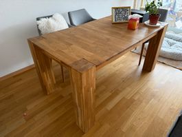 Belle table en chêne massif, extensible