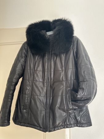 Jacke aus Leder. Der Zustand ist sehr gut.