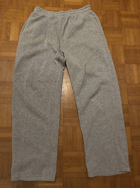 Hosen: training gris  – Gebraucht aus Morges von bir_9rsr 1