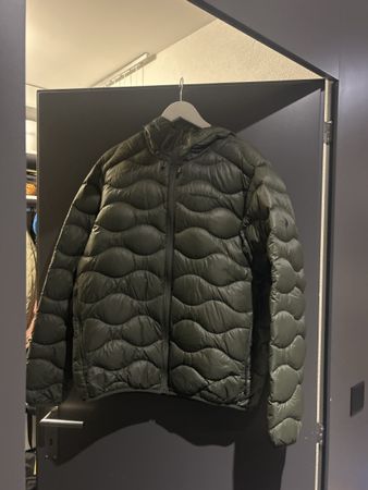Peak Performance Daunenjacke grün mit Kapuze Herren