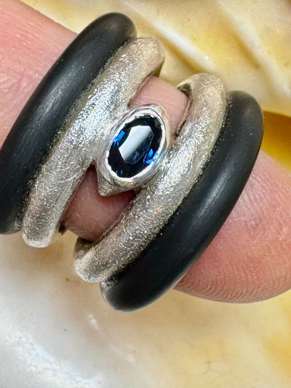 Anelli: Handgeschmiedeter Silberring mit blauem Saphir & Kautschuk – Nuovo e nell'imballaggio originale da Jona venduto da Herzschmiede 8