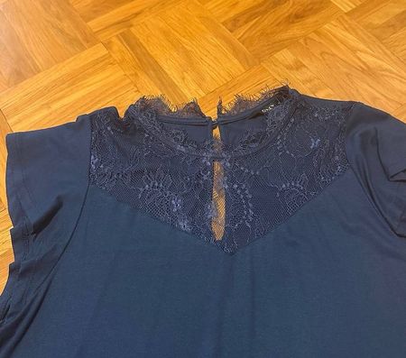 Haut bleu marine dentelle taille M