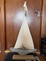 Segelboot Dekoration graues Boot mit weissen Segeln 50cm