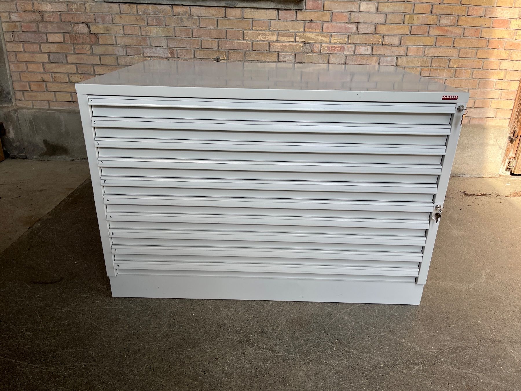 Armoires: Grosser Planschrank mit 10 Schubladen / ORMA Neuenburg – D'occasion à Gelterfingen par art-and-more