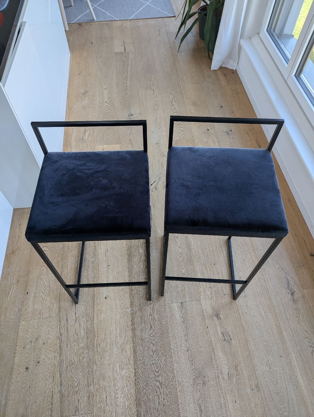 Sgabelli: 2er Set Barhocker mit dunkelblauem Samtbezug, Schwarz Metall – Usato da Maienfeld venduto da Aliwanter 1