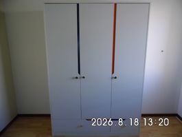 Kleiderschrank 3-türig mit 2 Schubladen sehr guter Zustand