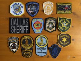 Lot de 13 badges police USA