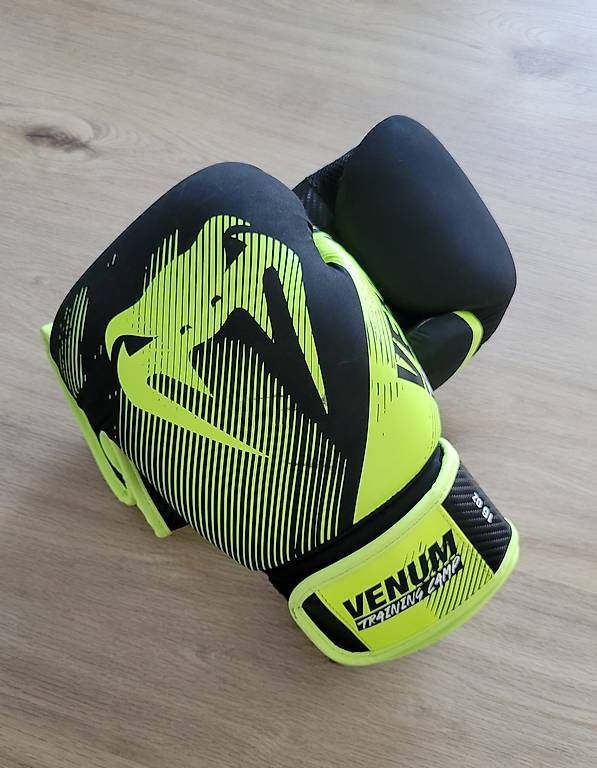 Guanti & manicotti: Venum Boxhandschuhe 16oz – Usato da Hinterforst venduto da Metz69